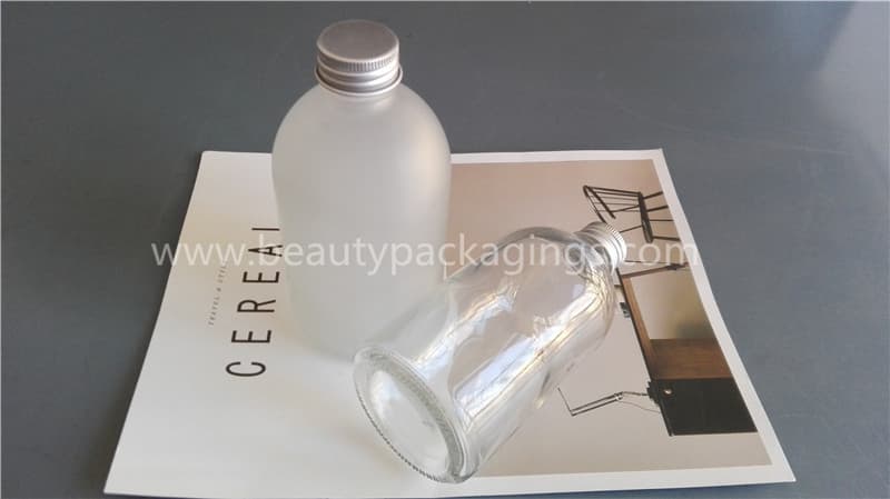 Boston Shape Transparent Beverage Glass Bottle With Aluminum